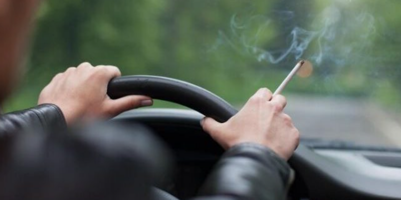 Bahaya Merokok Ketika Berkendara Di Jalan Raya